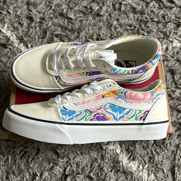 Brand new girl vans - Picture 2 of 4